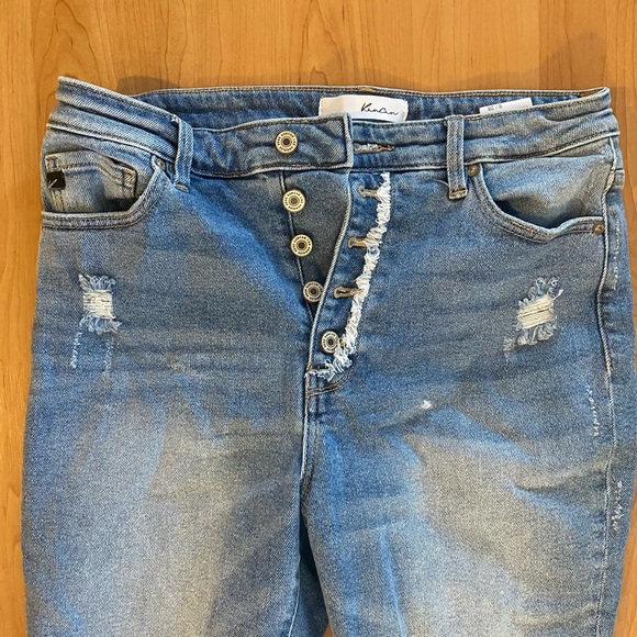 🦕 Distressed Skinnies🦕 - Picture 2 of 4